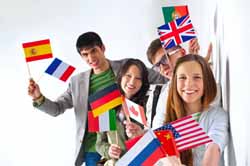 студенты с флагами разных стран